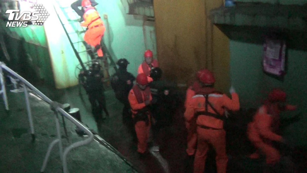 金門海巡逮獲陸船越界盜採海砂 6人送辦