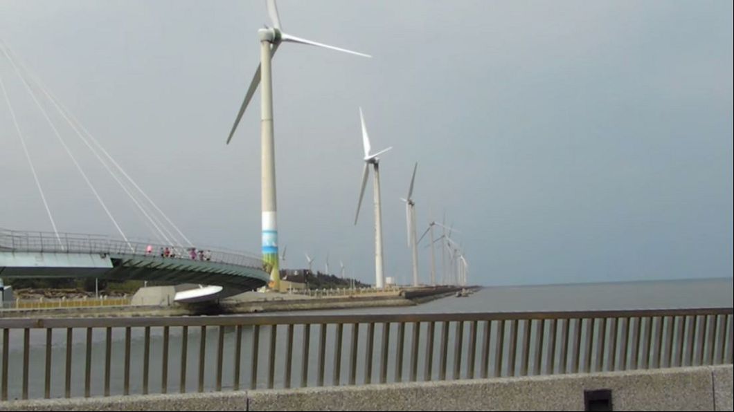 彰濱風機都在轉　轉頭一看超驚嚇：發電量是零
