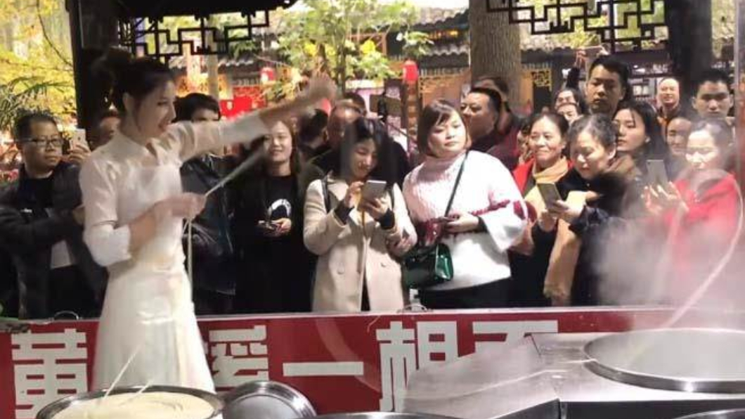 客人搭機來朝聖!甩麵正妹爆红 妖媚舞姿吸目光