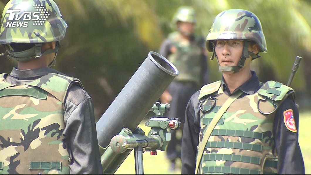 「把槍交給我!」二兵抗命放肚上挑釁 被同梯用鋼盔海K