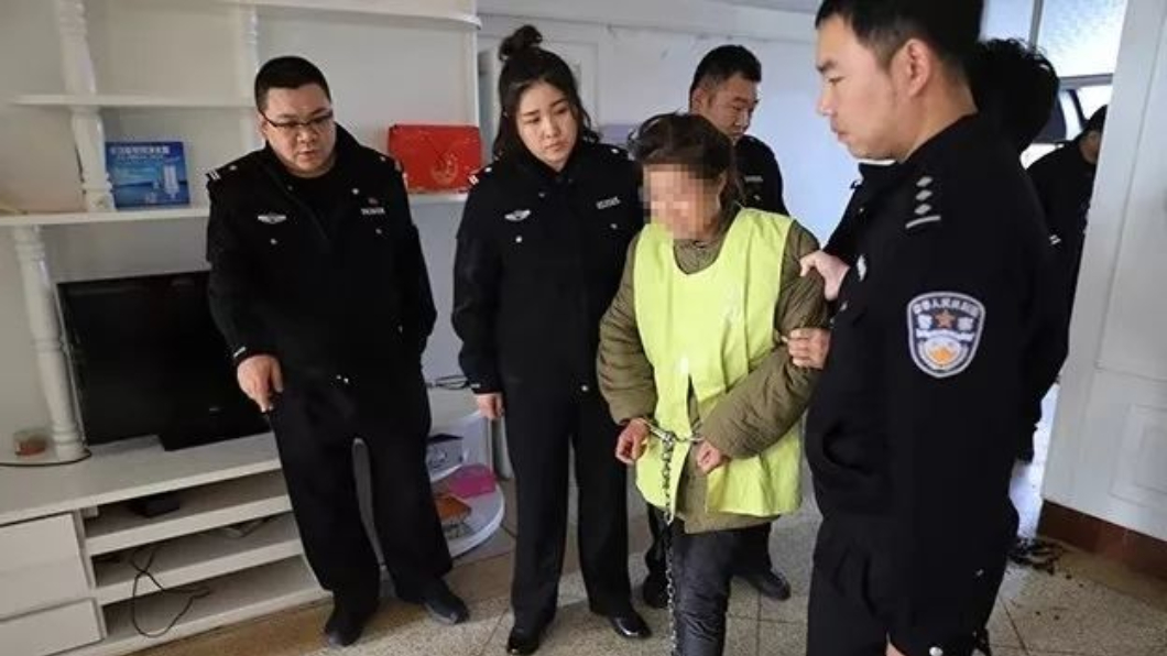 7歲女兒愛玩手機勸不聽! 母拿刀割手再掐死