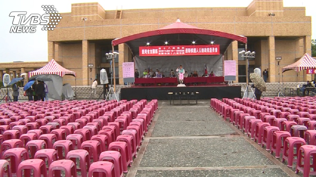 尷尬！公辯政見會遇雨無人　候選人對空氣講話