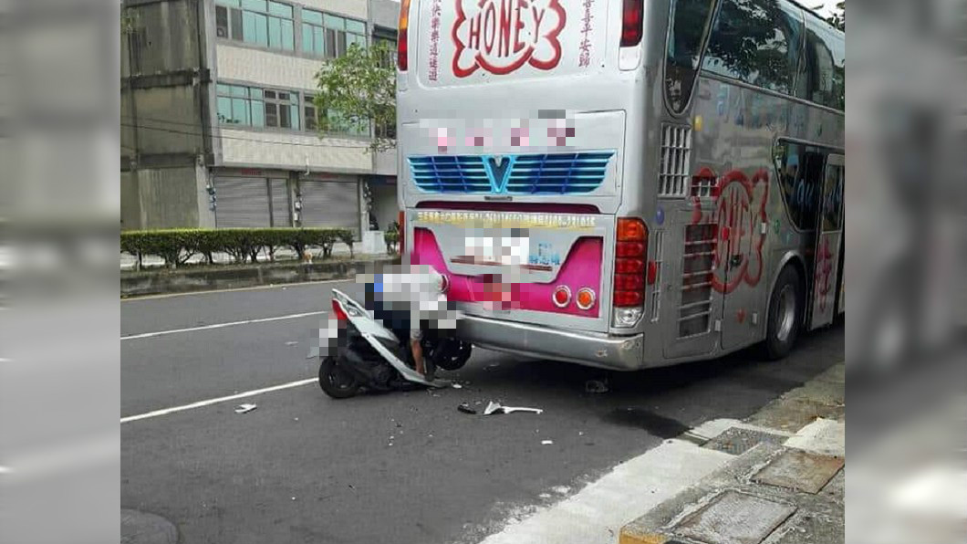 機車騎士自撞遊覽車 直插車尾「折成V」腦裂癱倒