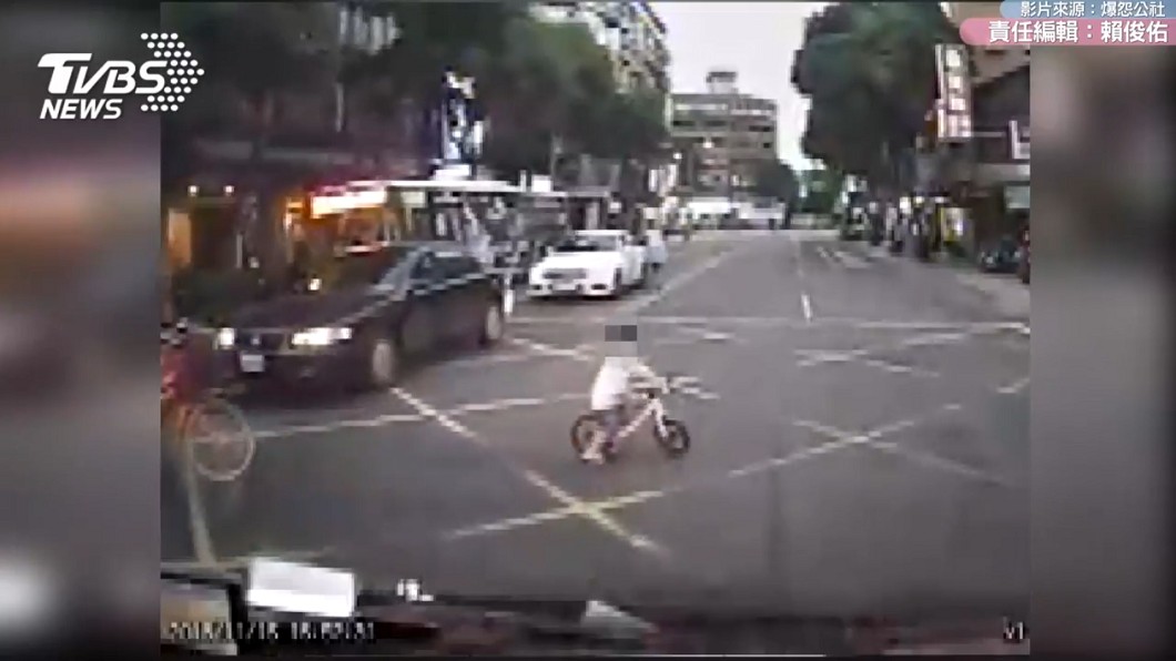 男童騎滑步車衝出馬路 駕駛驚險急煞:媽媽太離譜
