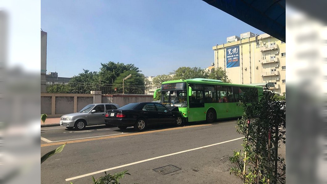 越級打怪？賓士逆向撞公車頭全毀　網：賓士變賓土