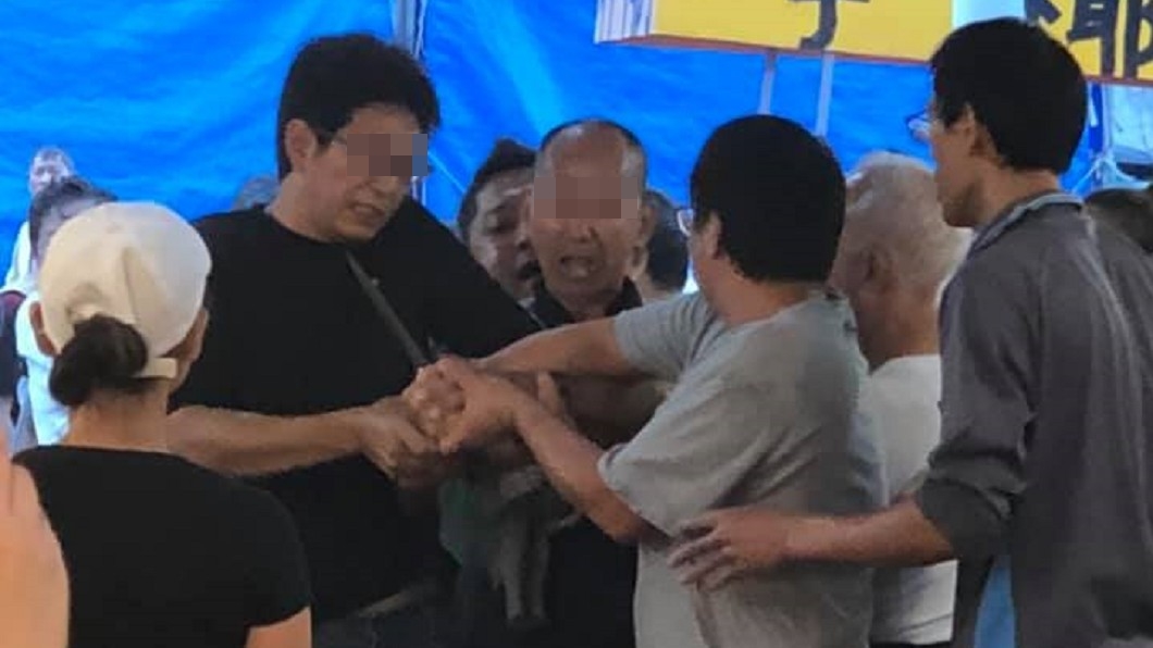 假日下午突抓狂 翁持尖刀闖入龜吼漁港要「理論」