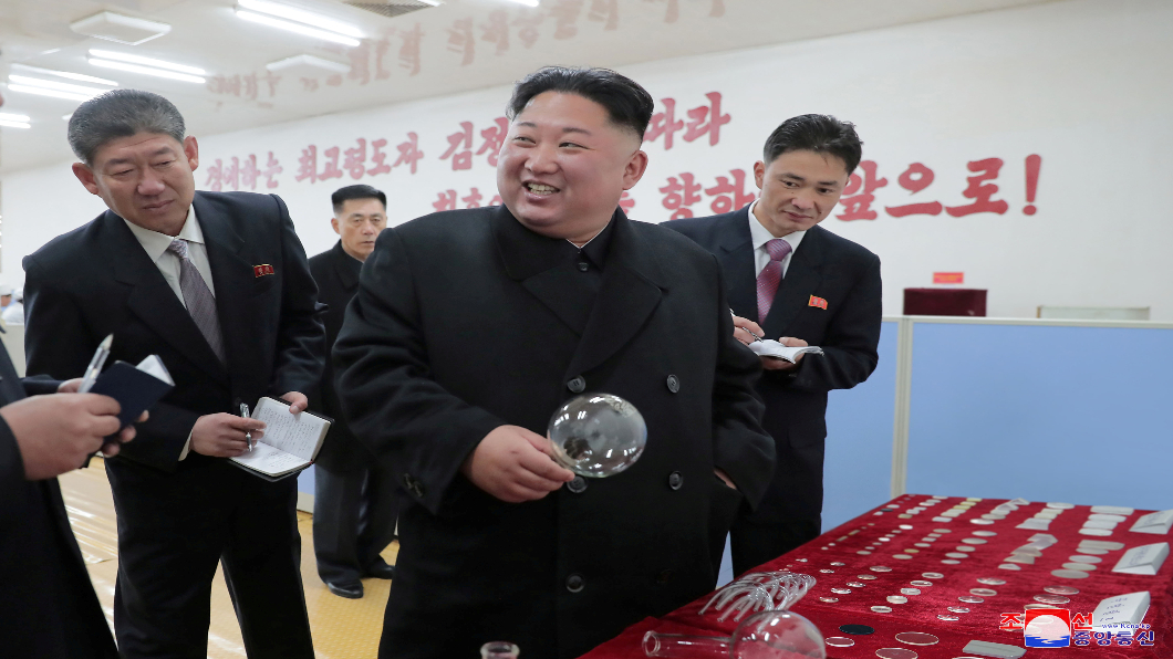視察軍事玻璃工廠　金正恩撇核武發展經濟