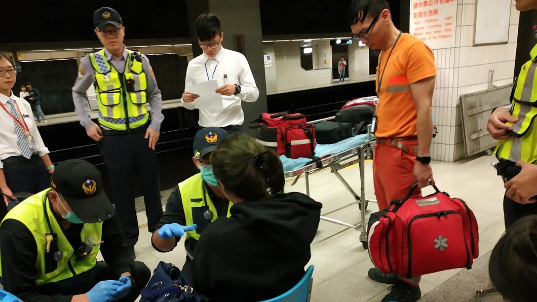 乘客癲癇沒人理　婦拉女兒狂奔月台求救
