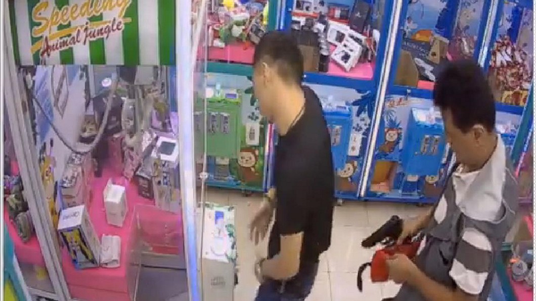娃娃機夾不到就算了... 男開槍洩憤 東西也沒拿