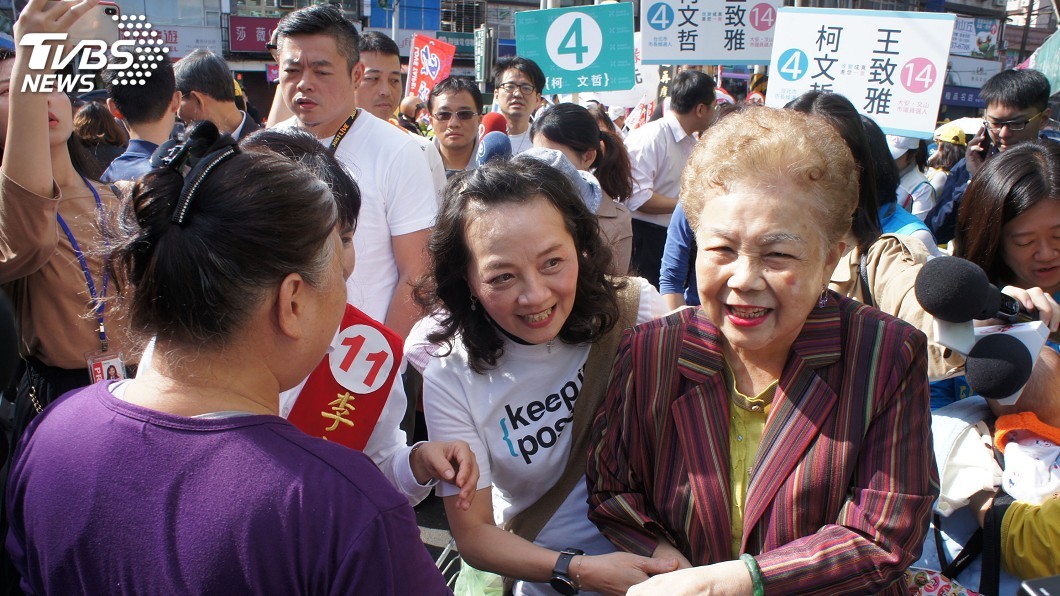 到藍營票倉掃街拜票　民嗆柯媽：妳有敬老金我沒有