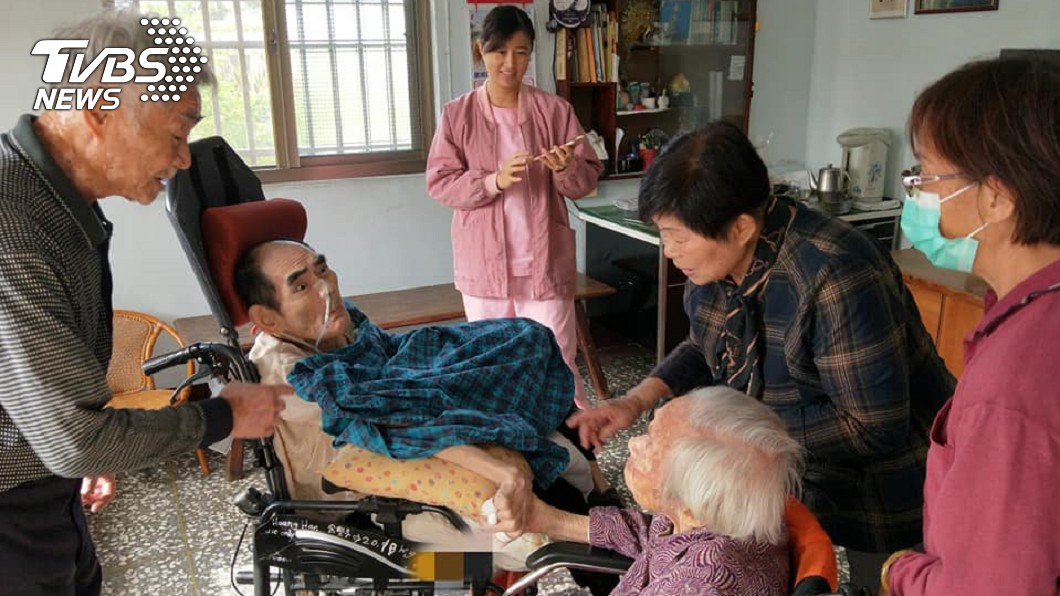 跌倒無法探望…110歲母再見70歲兒　淚崩緊握彼此
