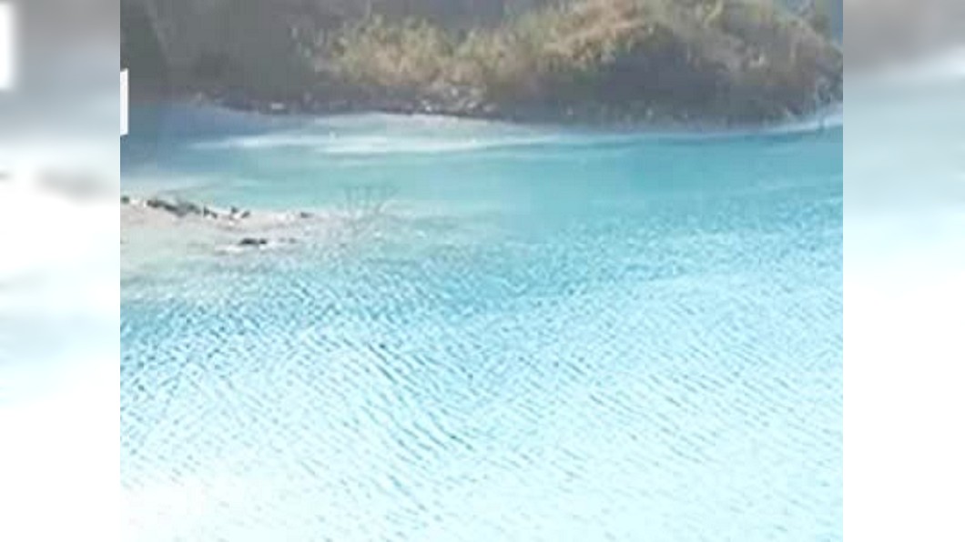 廢礦坑積水神似「馬爾地夫」 專家批:垃圾亂丟所致