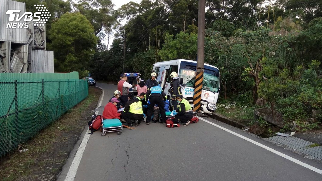陽光惹的禍 淡水公車司機疑眩光撞電線桿