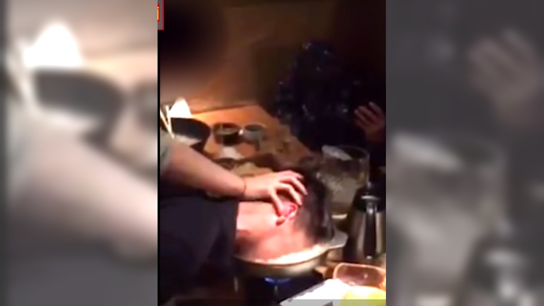 驚悚人臉涮涮鍋！他頭被塞進滾燙火鍋　同事還狂笑