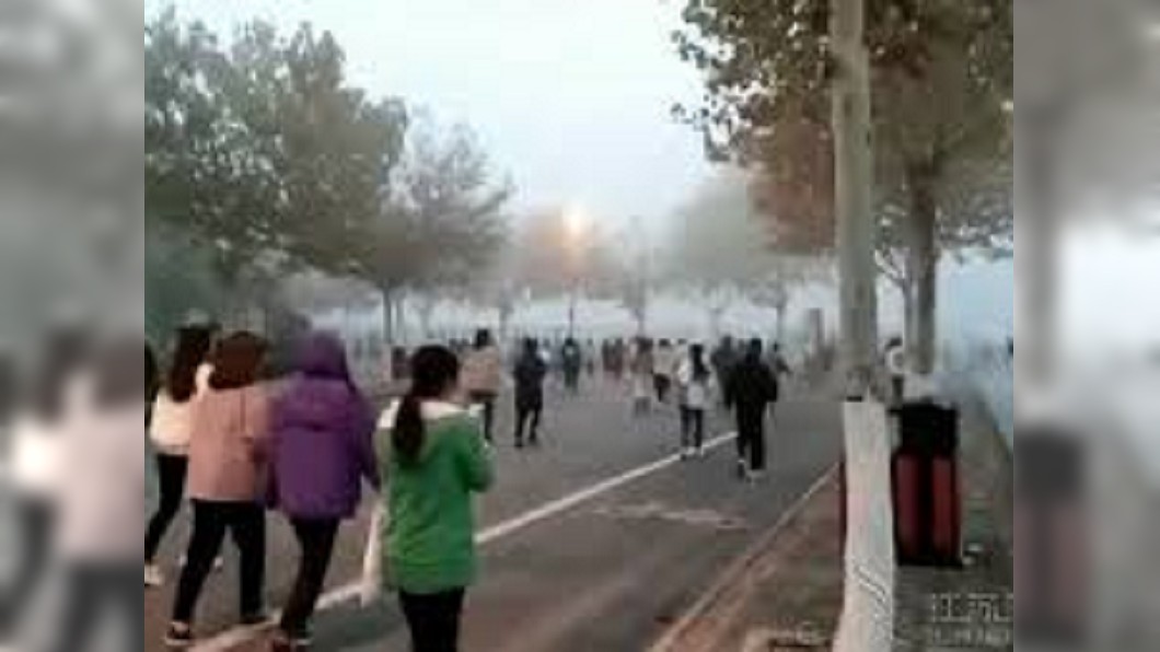 嚴重霧霾還迫晨跑 學生一邊跑一邊「吸毒」