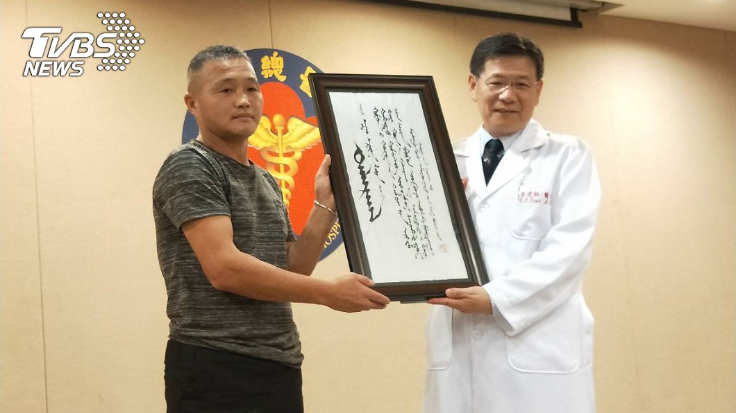 阿莫爸爸相當感謝三總團隊的協助，贈送三總院長蔡建松一幅親自撰寫的蒙古書法。(圖／TVBS)
