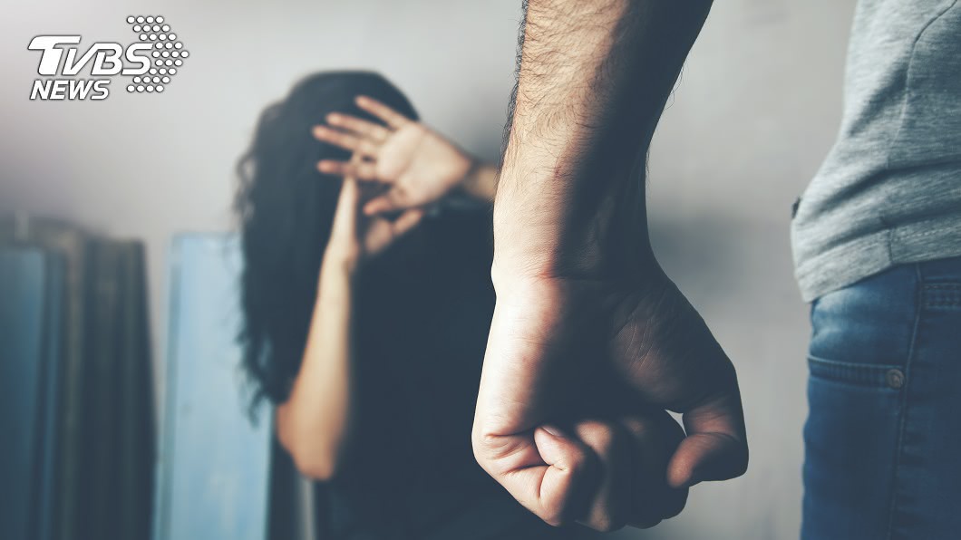 桃園機師失控拿「結婚照」狂砸頭 人妻滿臉血驚逃求救