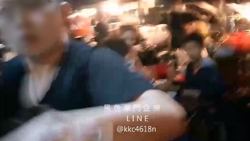 議員候選人夜市遇襲 黑衣男暴怒打人:吃飯心情被搞差