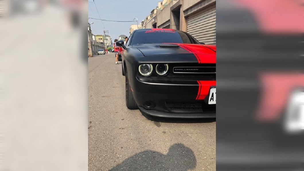 開百萬跑車挺好友結婚 轉頭看副駕傻眼:說好的伴娘呢