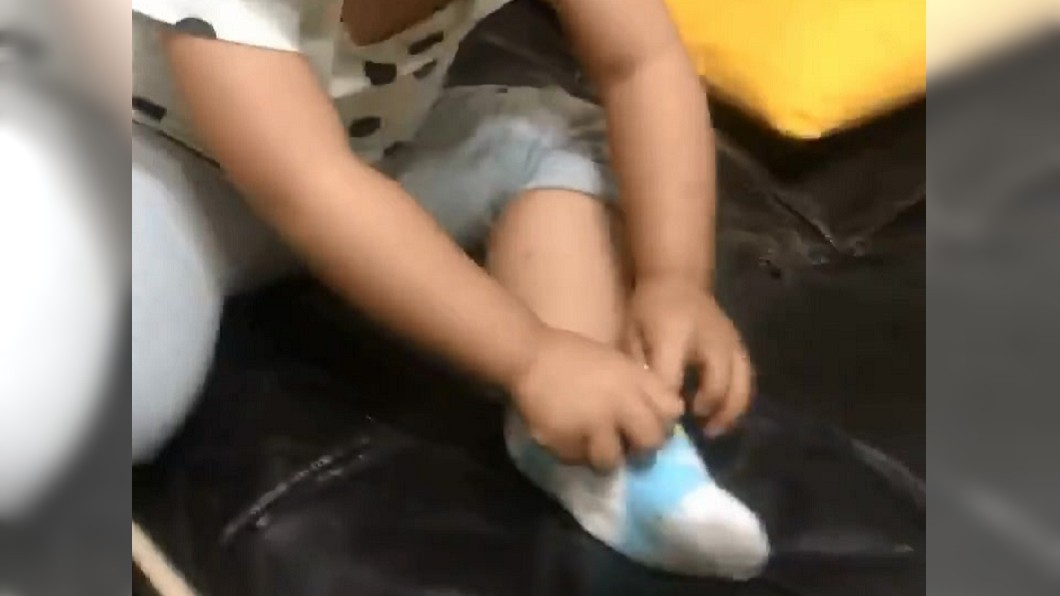 2歲娃脫襪聞臭味 一秒變「酸梅臉」笑翻眾人