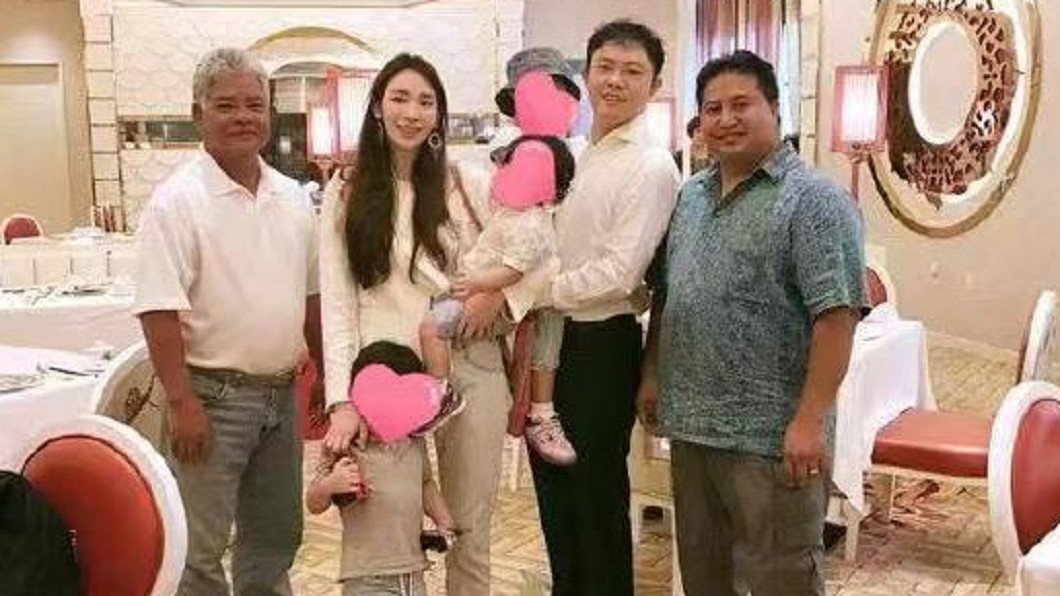 吳佩慈19日曬出和紀曉波一起招待貴賓的照片闢謠。(圖/翻攝自吳佩慈微博)