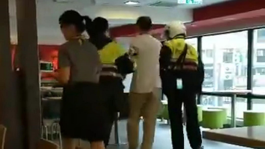 醉漢鬧速食店 三字經辱罵母子遭驅離