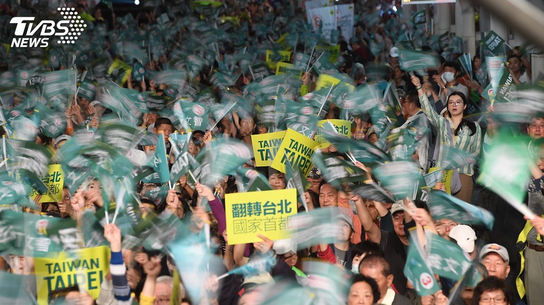 選前之夜全力催票 藍綠直播造勢晚會拚場