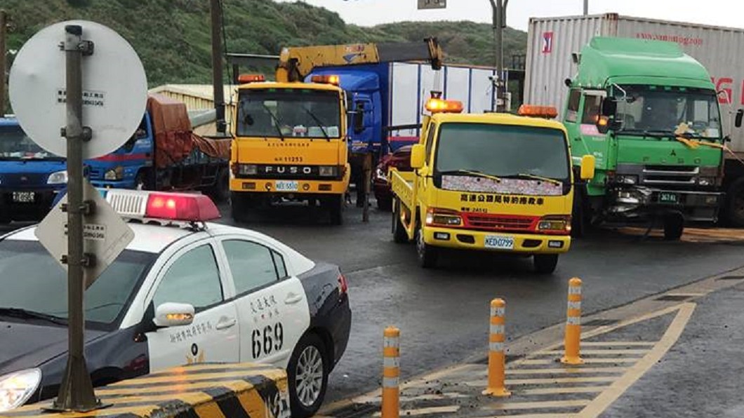 疑搶快釀連環車禍!肇事駕駛受困 腳嚴重變形骨折