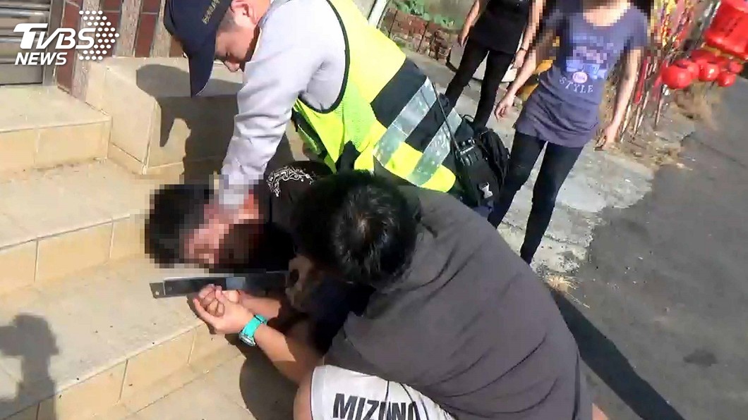 男酒後揮舞西瓜刀恐傷人　嘉義警民合力奪刀