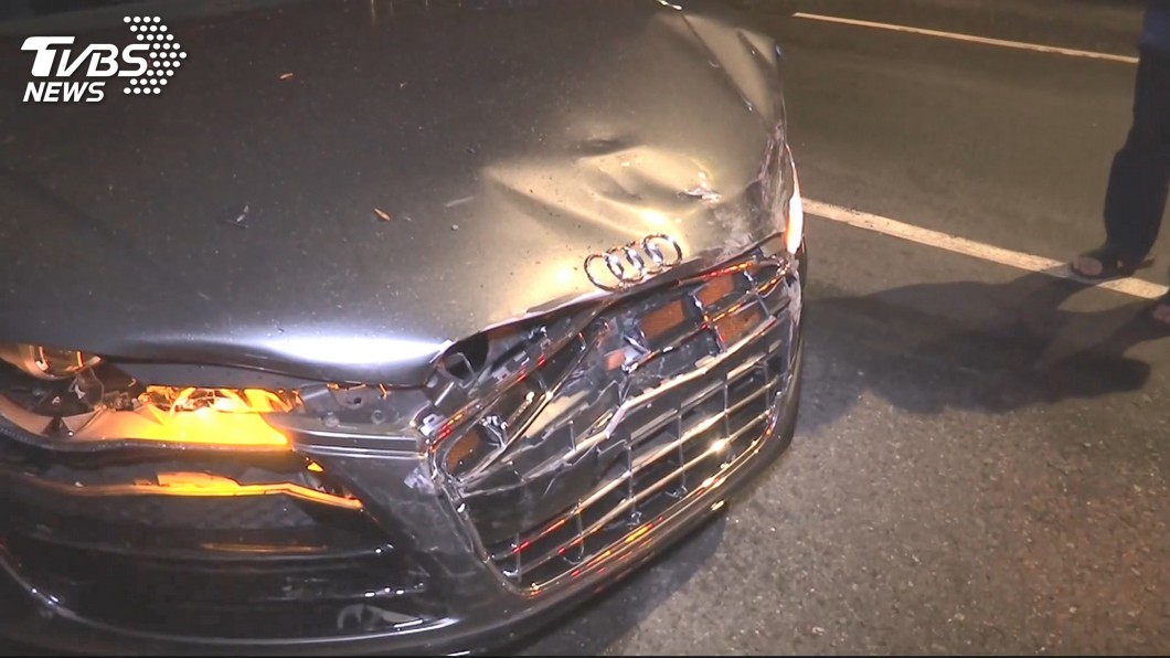奧迪R8擦撞Uber又衝撞路邊車 駕駛逃逸
