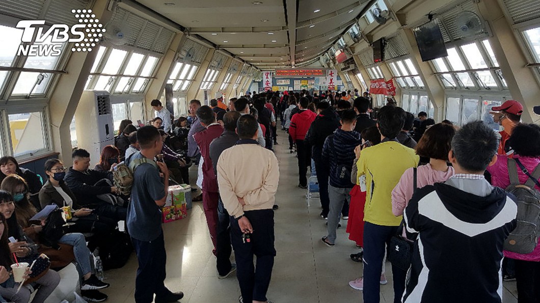 大排長龍投不完?中選會:4點截止前排隊都可投票