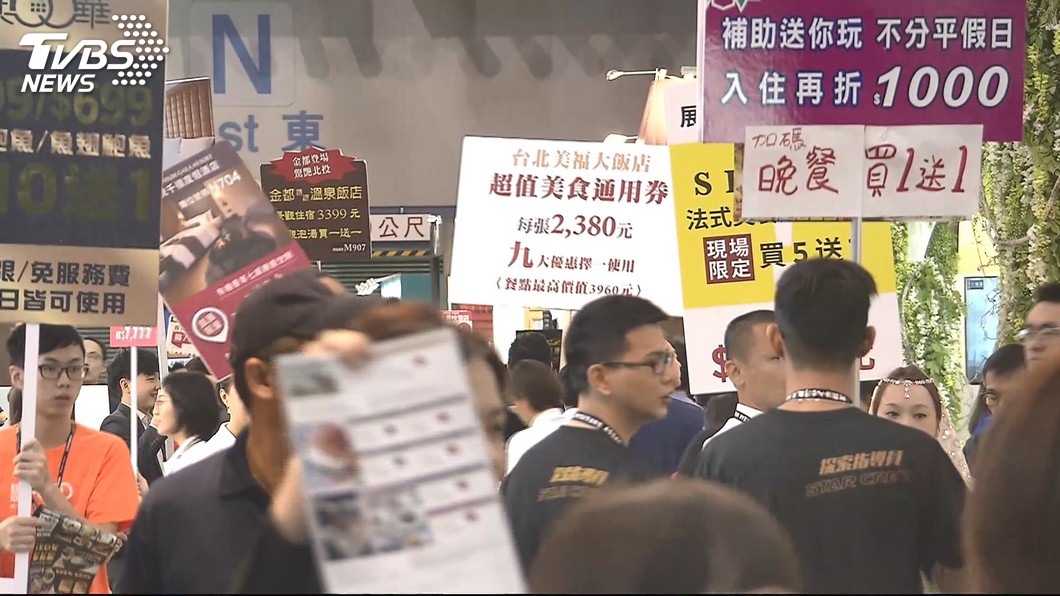 投完票搶餐券好康! 旅展二日湧「投票人潮」
