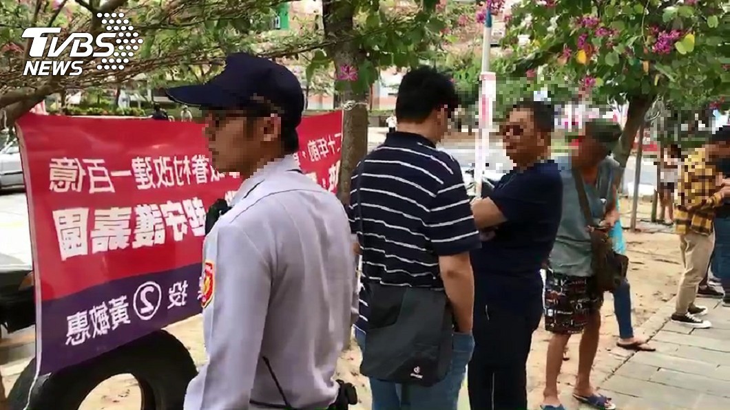 時間一到，工作人員立即請警察當隊伍最後一人，避免爭議。圖／TVBS