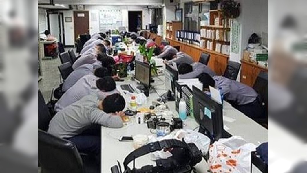 辛苦了!選舉後警察累癱 趴睡照惹人心疼