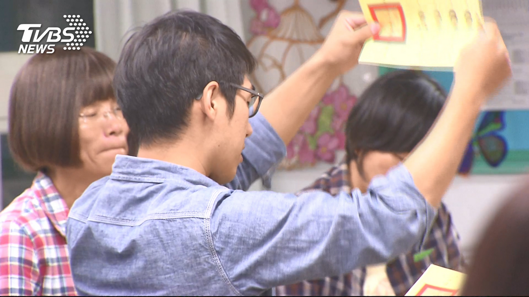 創記錄！民眾排3小時　康寧國小19:05才投完