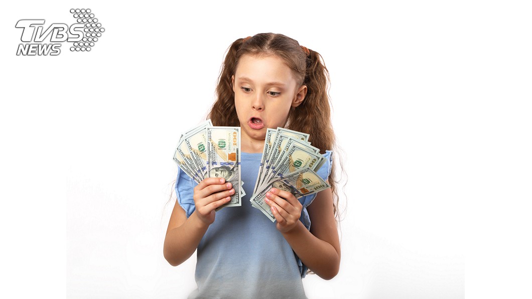 小學生撿到錢 聽到要先自行保管後反應太誠實!