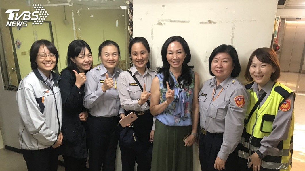 事後李佳芬和在場所有女警們一起合照。(圖／TVBS)