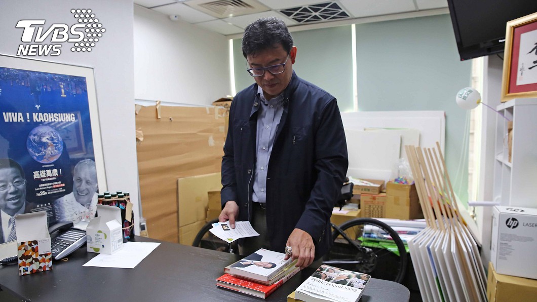 姚文智回立院辦公室收拾物品。圖/中央社