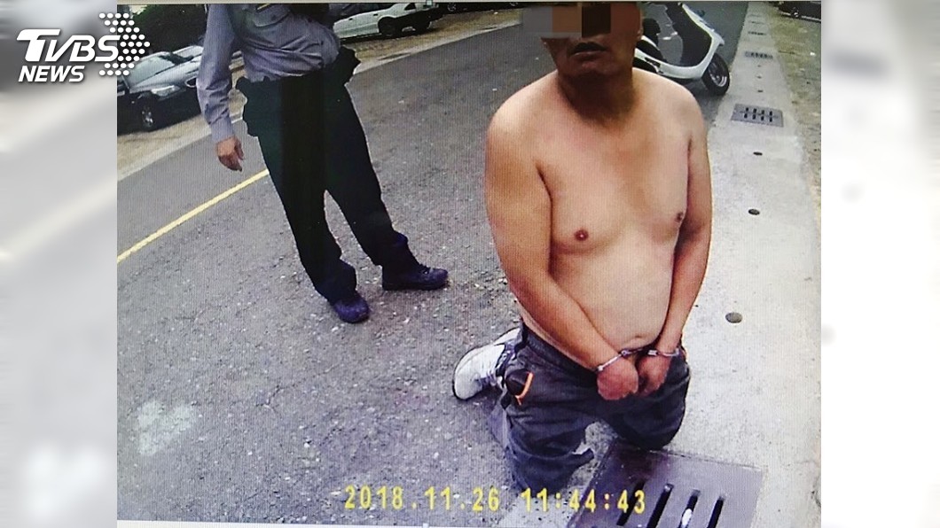割斷交通號誌線路 半裸男持刀揮舞還襲警