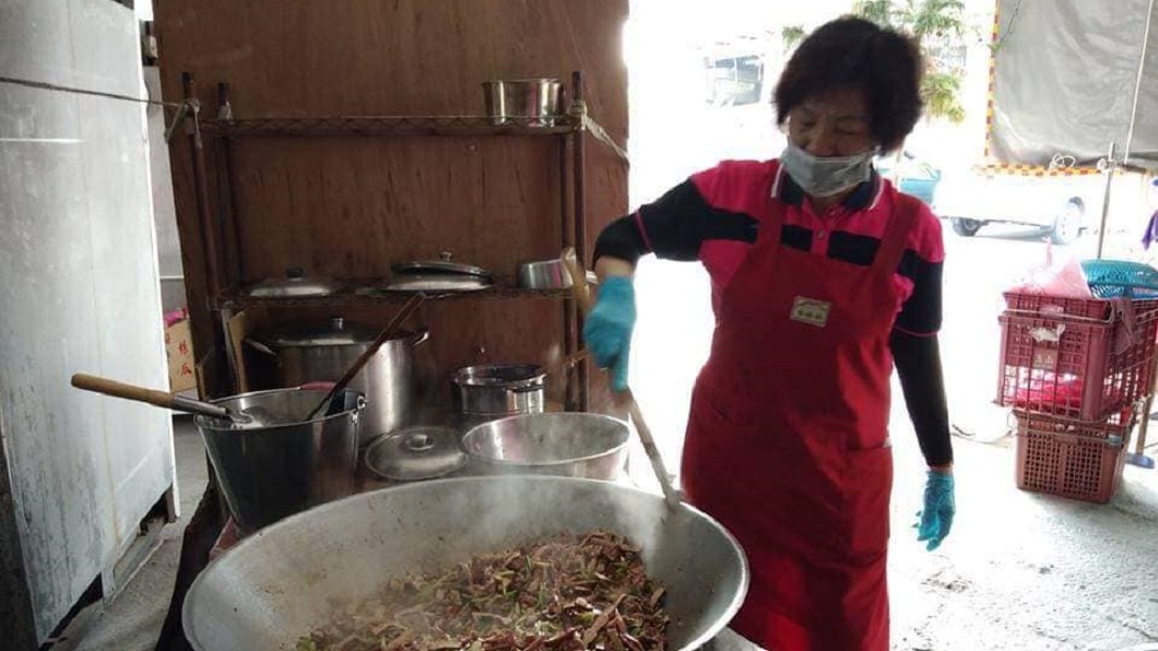 賣光房為街友煮飯14年 佛心嬤參選失利淚「當人好累」