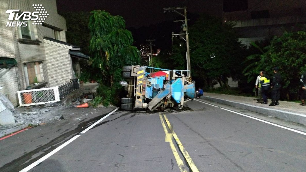 剎車失靈!水泥車失控翻覆 正面撞擊騎士