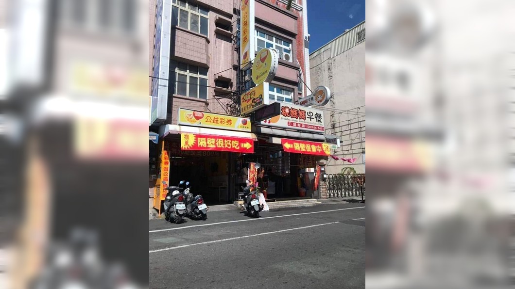 真的是好鄰居！2間店都掛紅布條　互相吹捧網笑翻