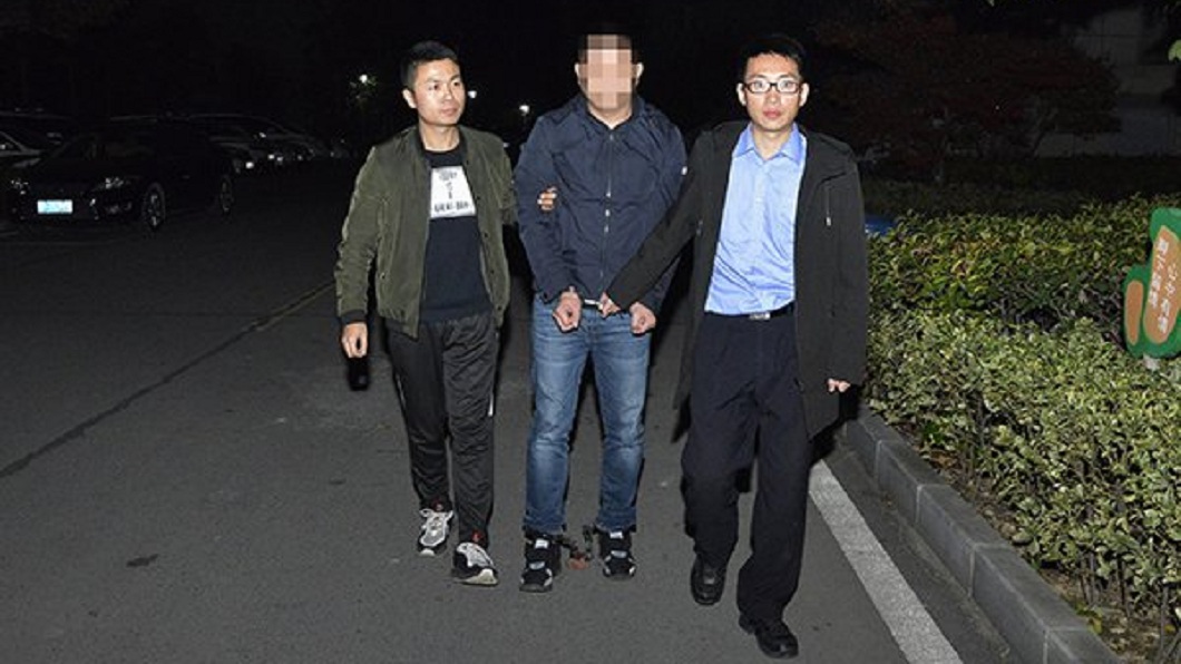 這名人夫的兒子因為也幫助父親殺了母親的前男友，事後也被逮捕。(圖／翻攝自陸網)