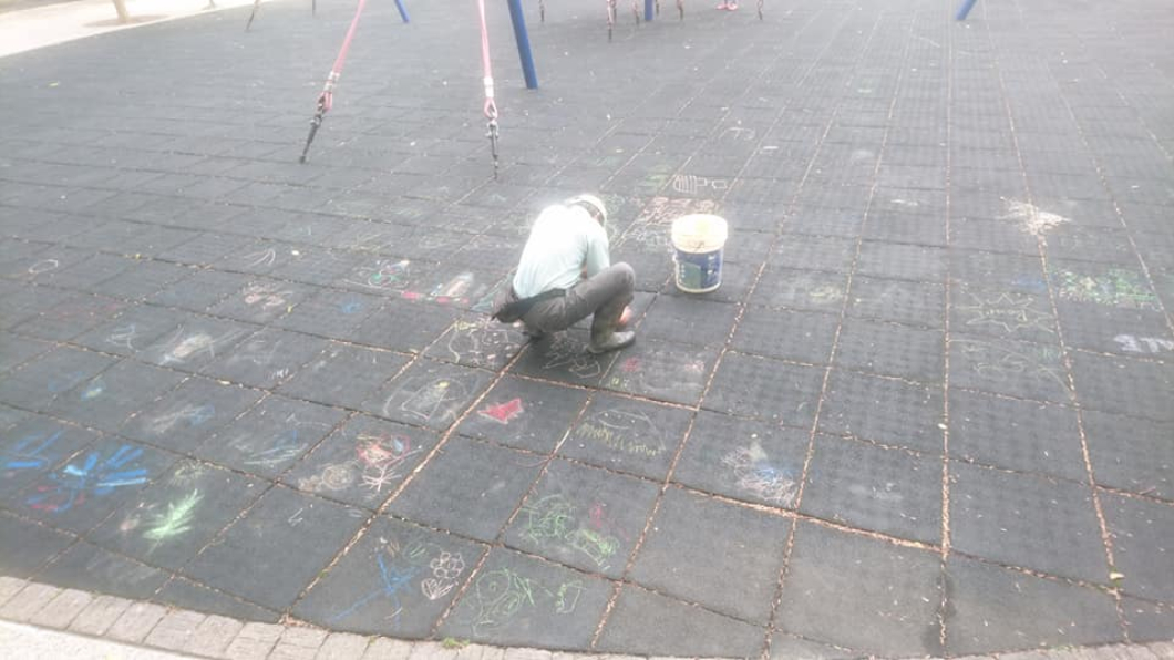 家長任小孩公園塗鴉 清潔員「半蹲猛刷」背影辛酸