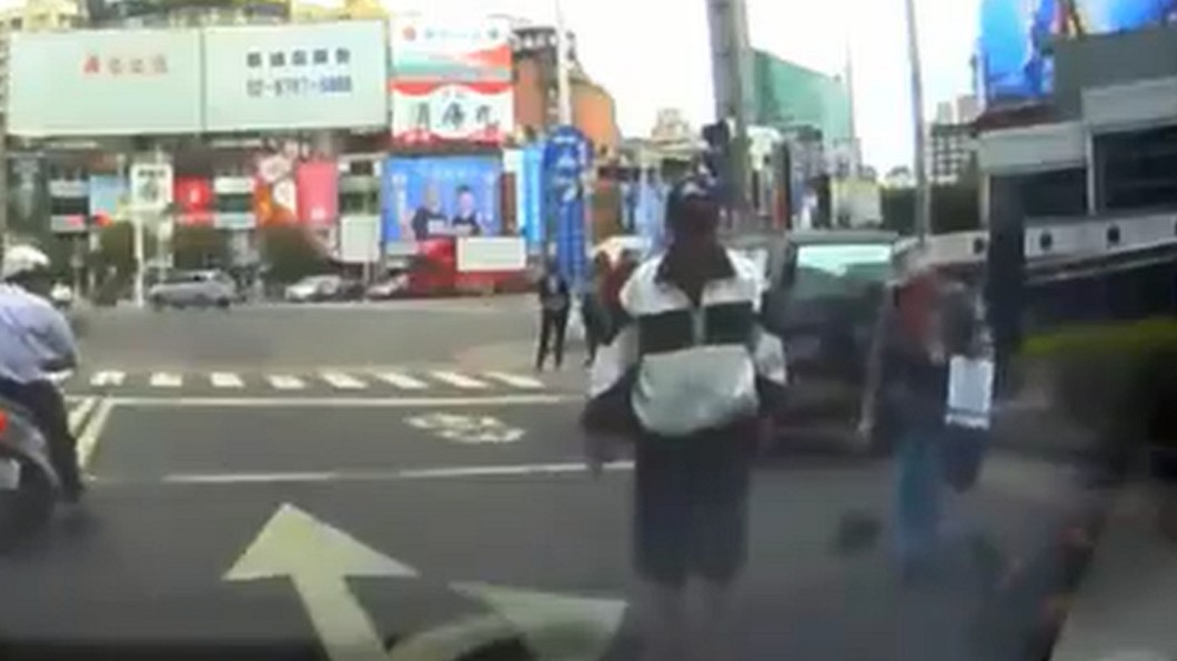 趁火打劫！老伯關心車禍傷者　趁亂撿走30萬勞力士
