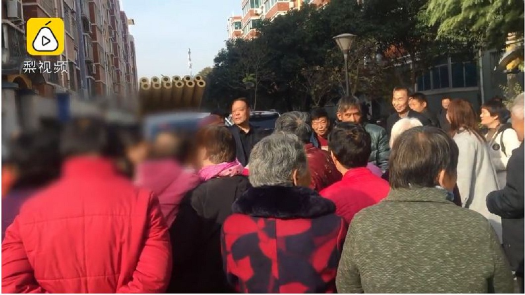 百位大媽組團攔禮車要錢 怒嗆:不給別想走