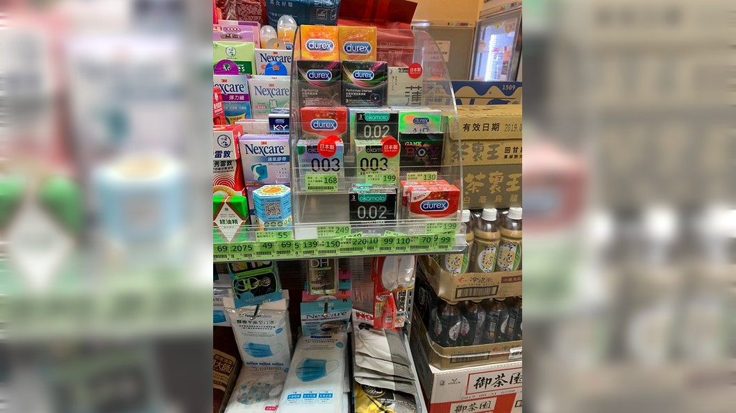 她盯保險套放空…熱情店員狂推「0.03」 網尷尬笑翻