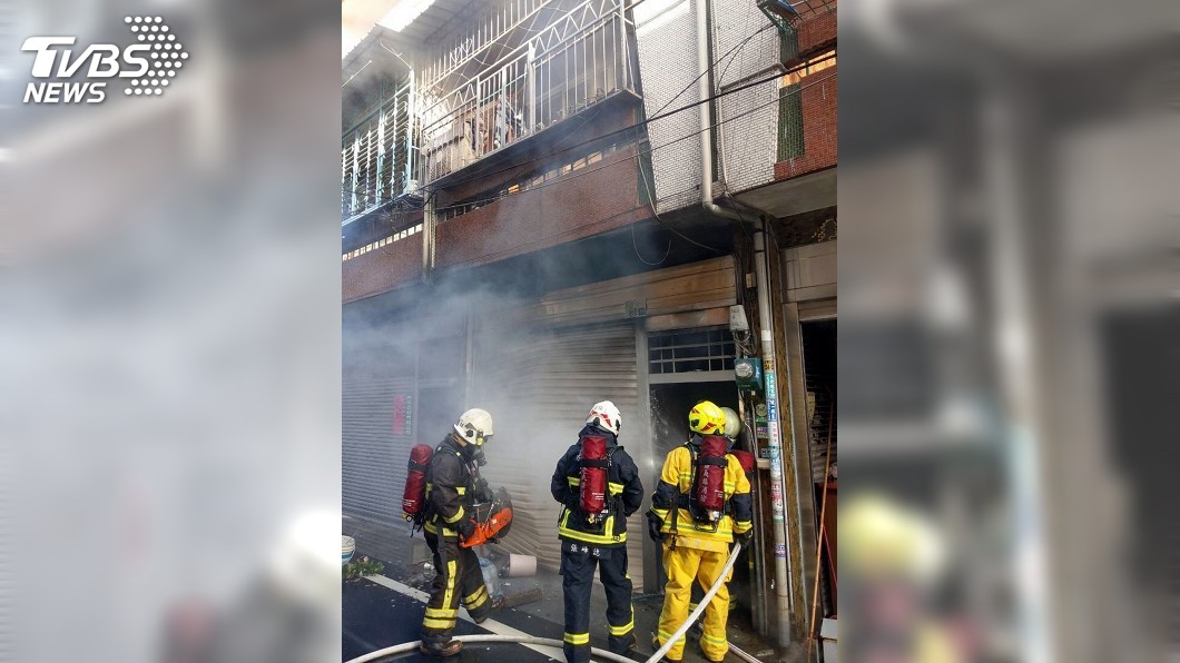 嘉義住宅火警 引發氣爆炸開鐵捲門