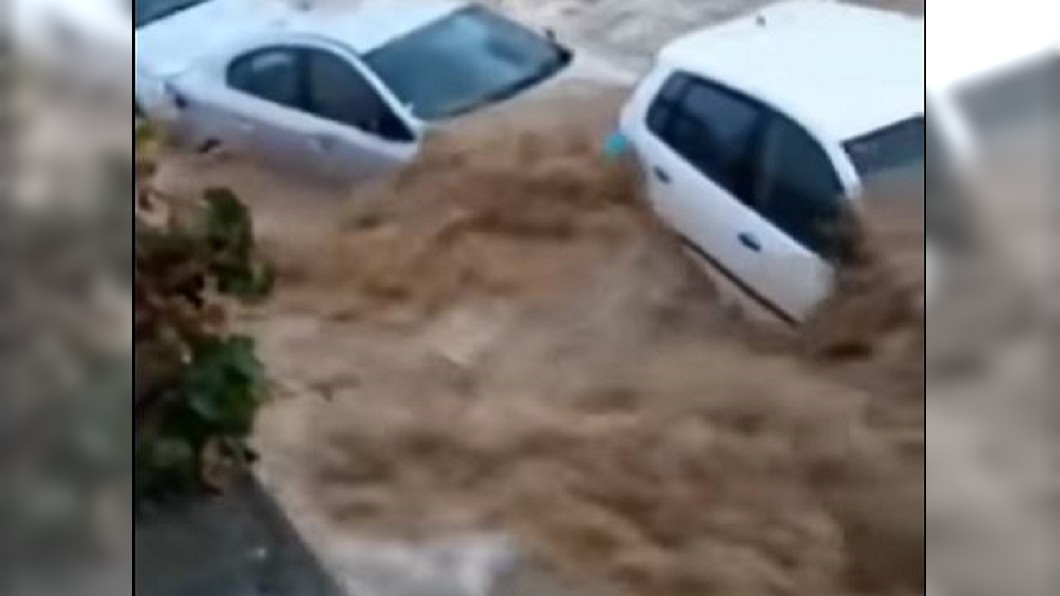 我家門前成小河 土國城鎮下暴雨多車被沖走