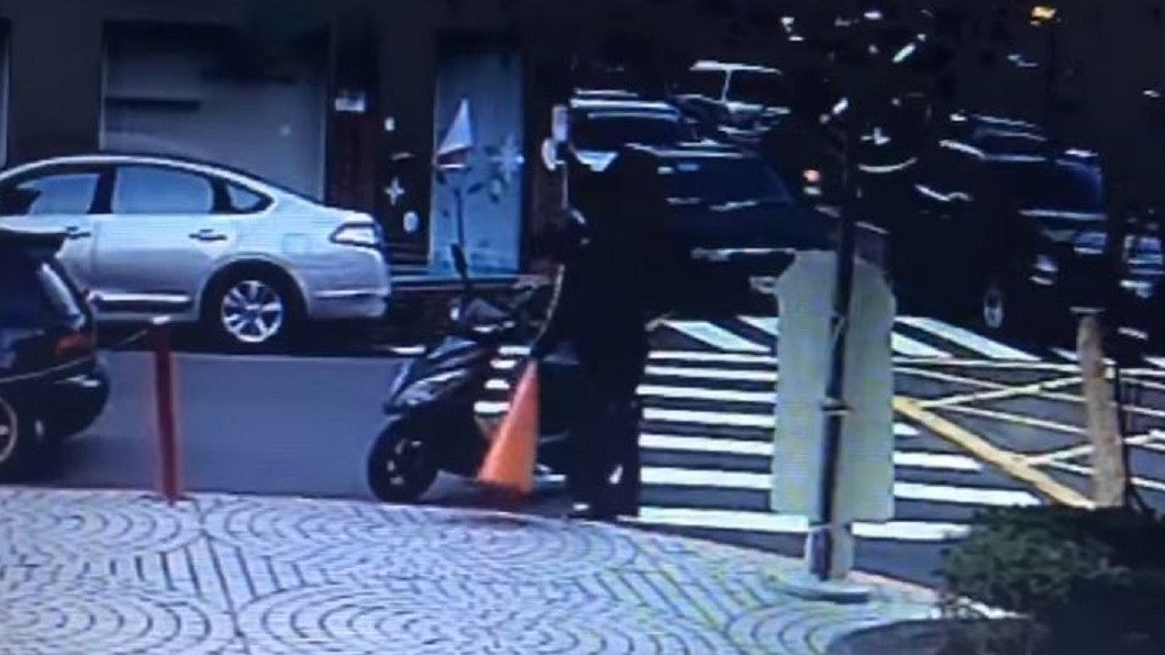 騎士順手拿走百元三角錐 失主嘆:為點小錢值得嗎?